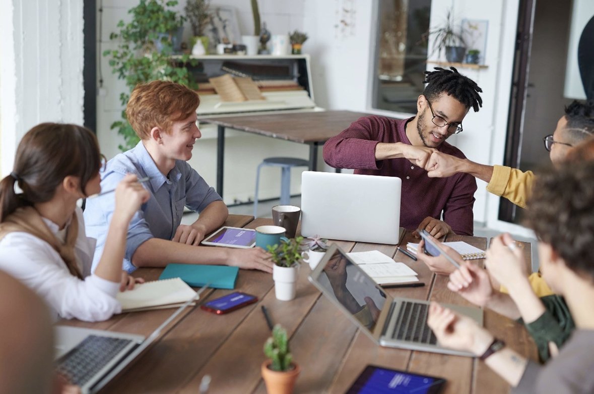 Mão alcançando o céu — transformação pessoal